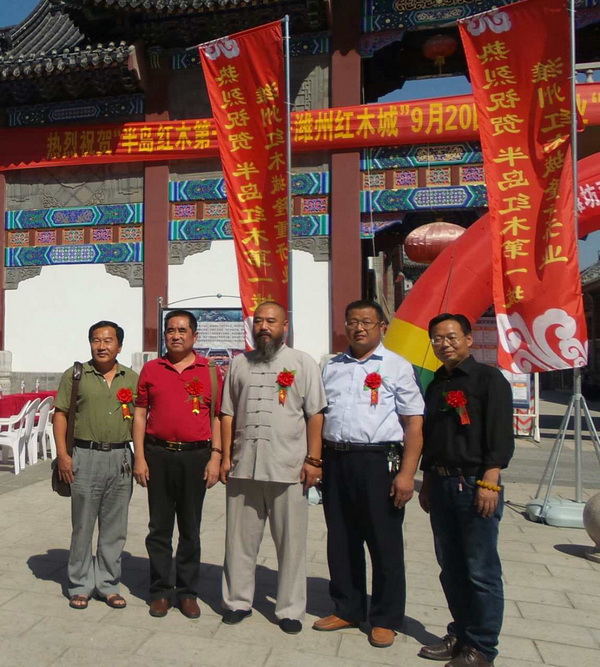 濰坊奇石協(xié)會會長與副會長，秘書長，理事合影留念