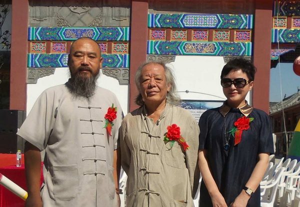 左核雕大師核雕界領(lǐng)軍人物張溫和老師，右指畫大師李冰奇老師0